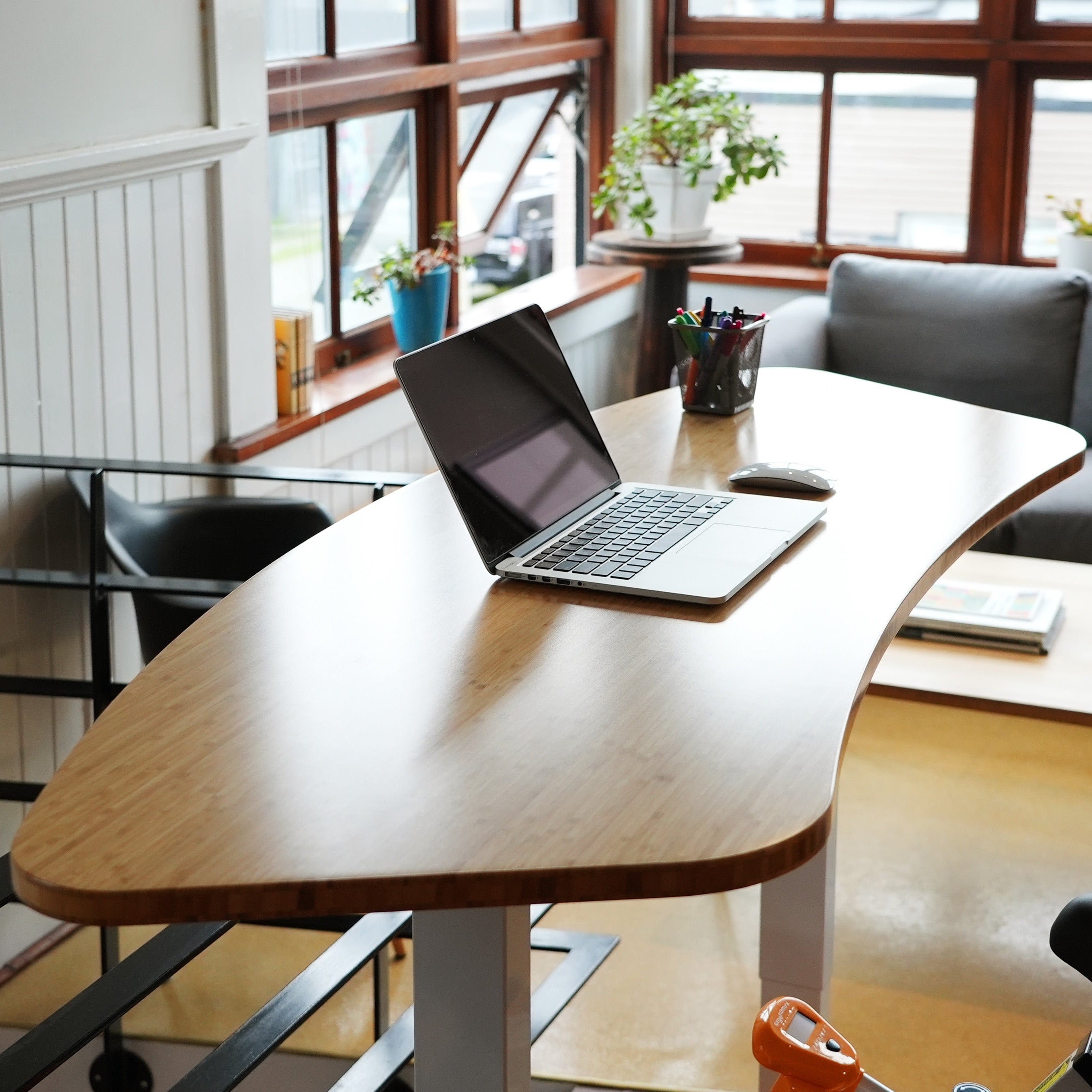 Curved sit store stand desk